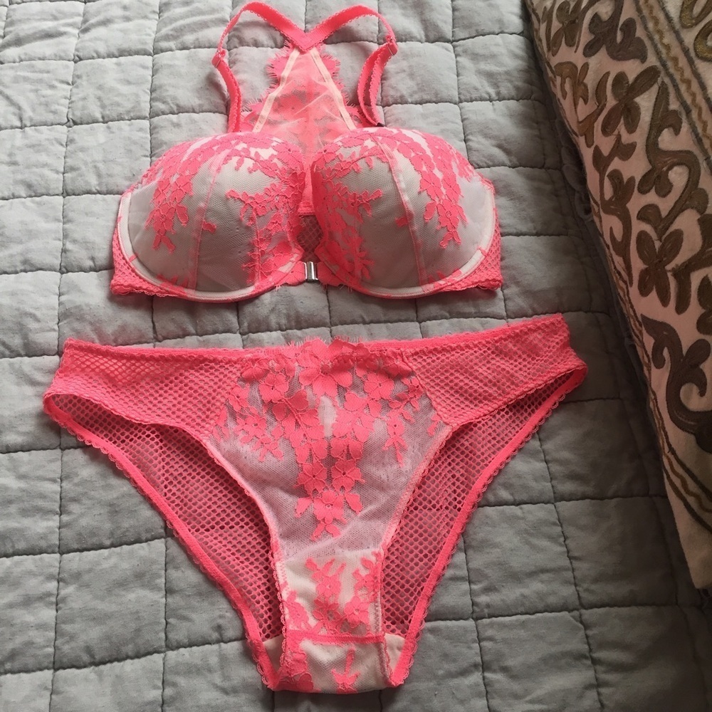Victoria's Secret bra and underwear - Picture 2 of 6